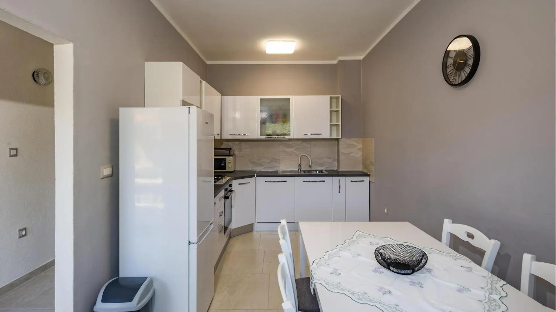2 Bedroom Nice Apartment In Viskovo